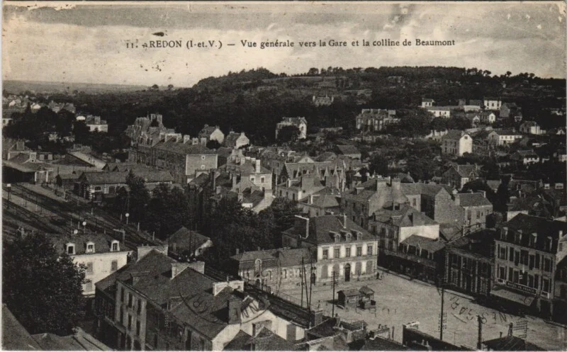 Vue ancienne de Redon vers la gare et la colline de Beaumont